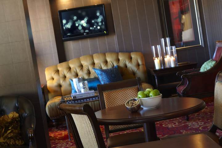 Lounge 98 of 109
