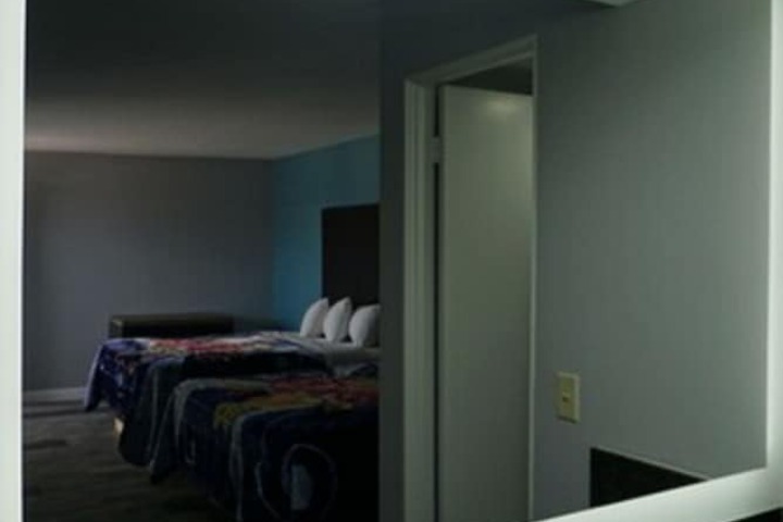 Room 6 of 11
