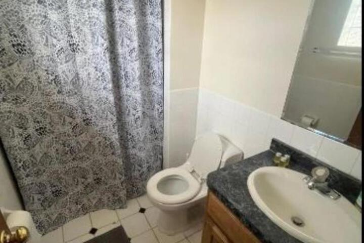 3BR-2BA Deluxe Apartment with Fireplace and Balcony