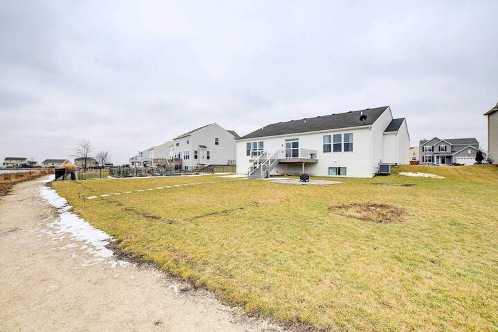 Spacious Waterfront Yorkville Getaway w / Yard