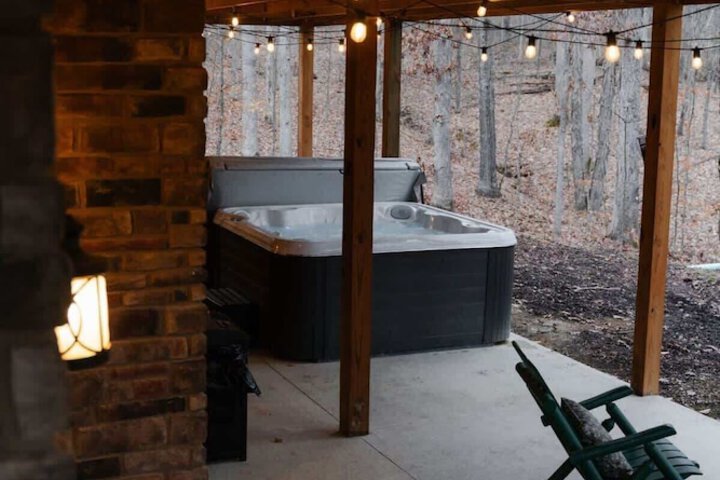 Sleeps 16! Luxury Cabin With Game Room & Hot Tub