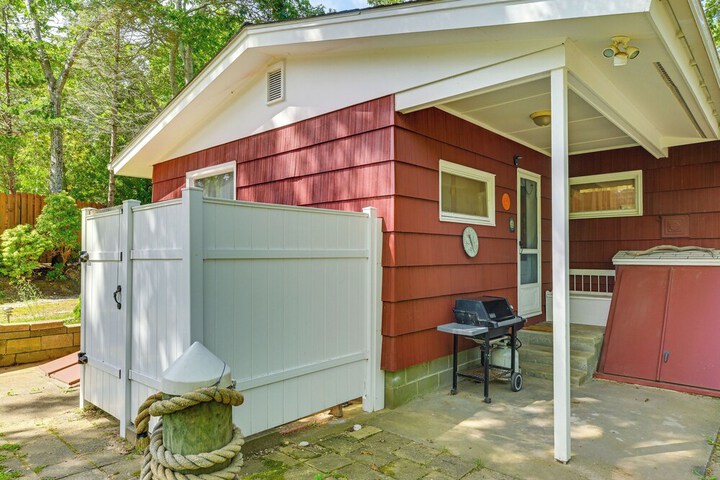 Walk to Beach: Long Island Wine Country Home!