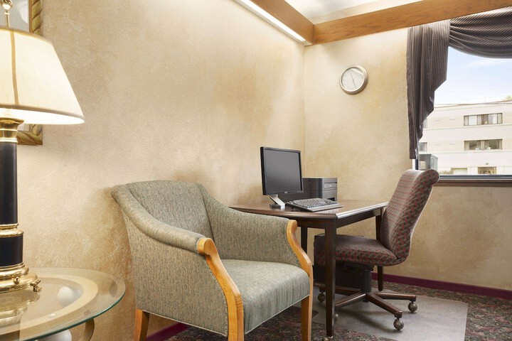 Super 8 by Wyndham Milwaukee Airport