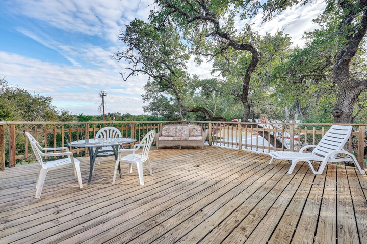 Cozy Couples Cottage w / View Near Canyon Lake!