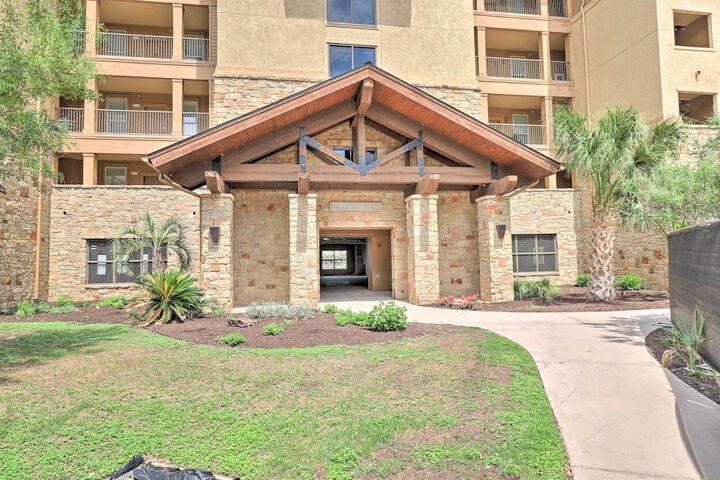 Lake LBJ Condo w / Balcony & Shared Boat Docks
