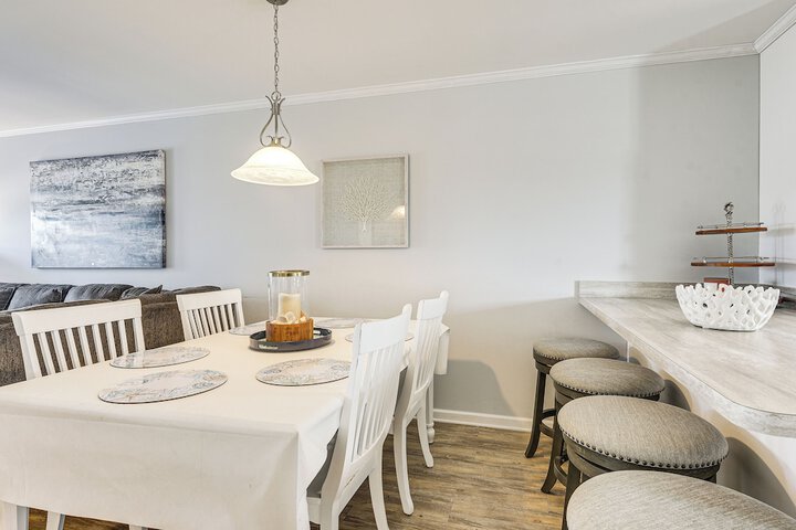 Ocean Isle Beach Condo w / Balcony: Steps to Shore!