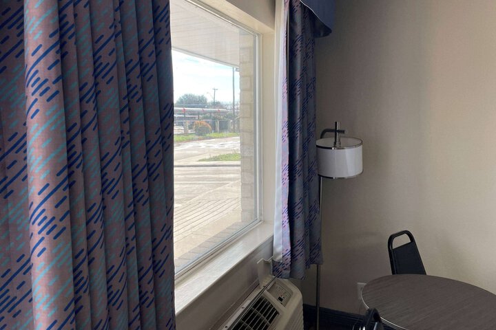 Room 8 of 10