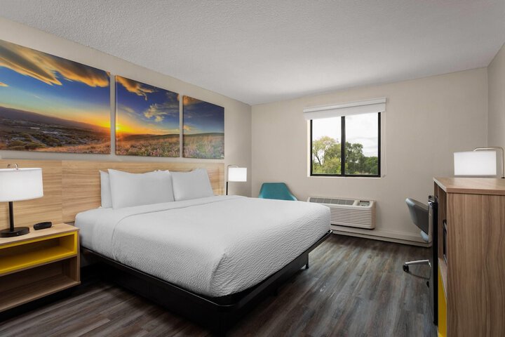 Days Inn and Suites by Wyndham Hammond IN