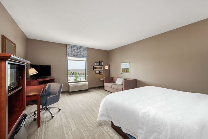 Room 16 of 38