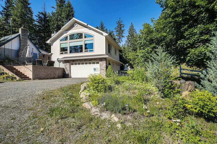 Rathdrum Home w / Hot Tub: Steps to Beach Access!