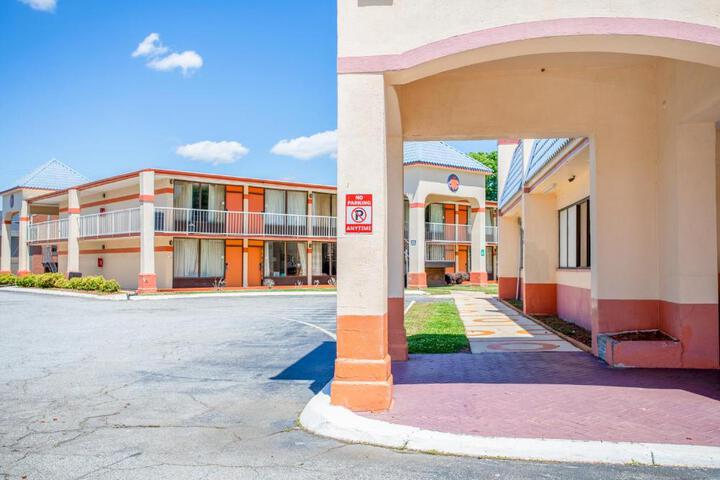 OYO hotel Greensboro east I 40