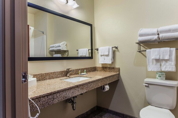Cobblestone Hotel & Suites - Hutchinson