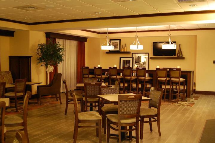 Dining 44 of 49