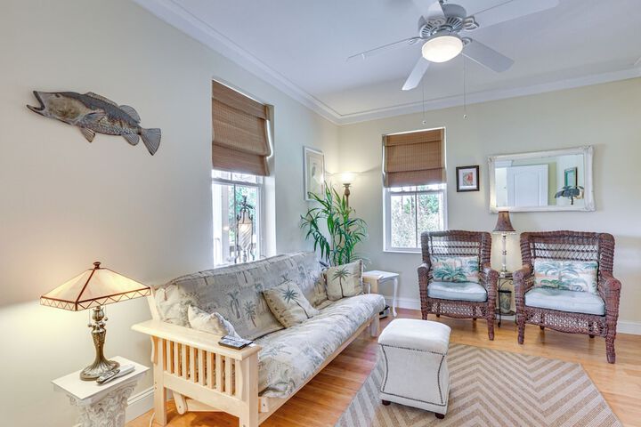 Lovely Carrabelle Home w / Lake Views & Pool Access