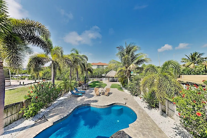 Immaculate Canal W / Pool Dock & Game Lounge 4 Bedroom Home
