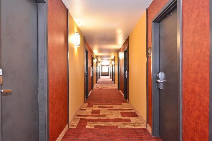 Clackamas Inn & Suites