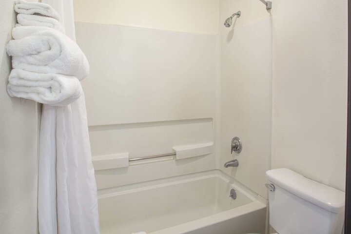 Super 8 by Wyndham Selma / Fresno Area