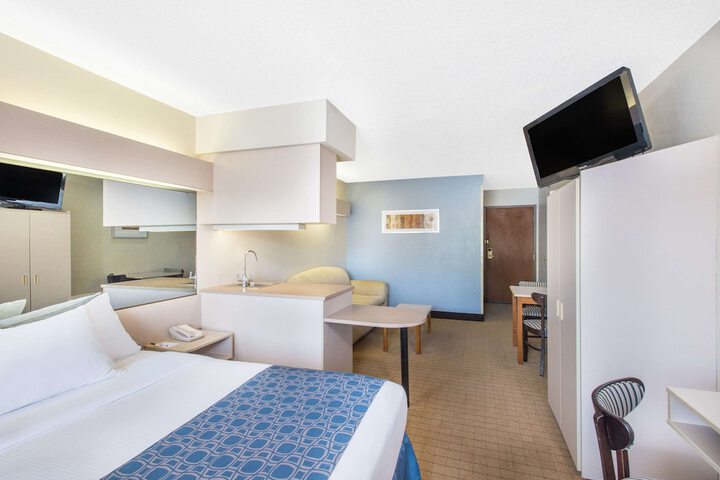 Room 6 of 16