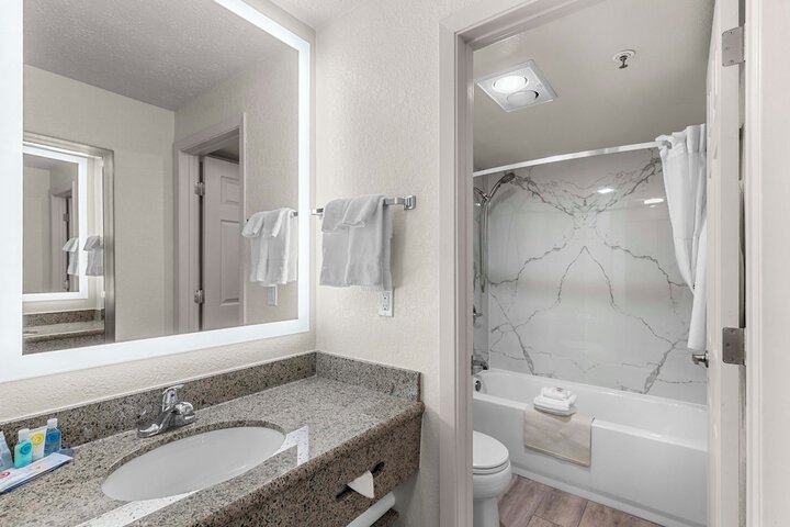 Clarion Pointe Wenatchee