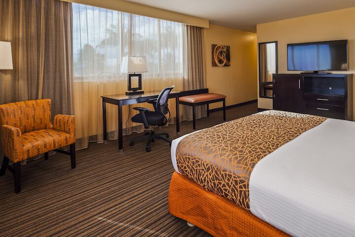 Best Western The Plaza Hotel Honolulu Airport - Free Breakfast
