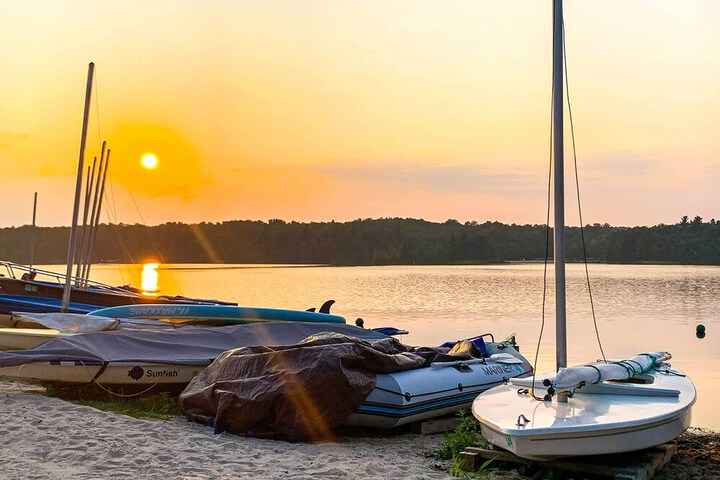 Walk to Beach: Beautiful Lake Naomi Retreat!