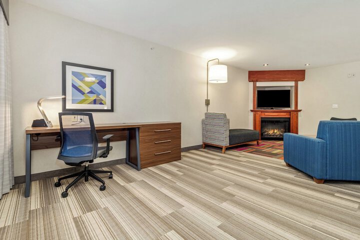 Room 220 of 348