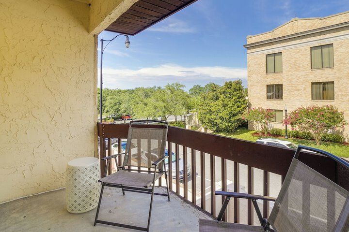 Walk to Restaurants: Downtown Leesburg Townhome!