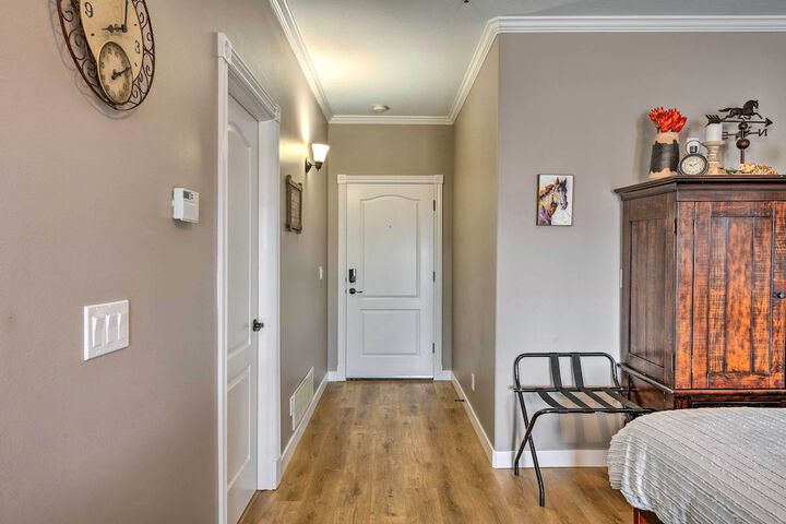 Large Cozy Midway Studio w / Mountain Views!
