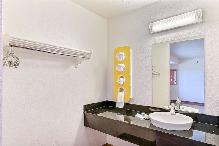 Motel 6 Pinole CA
