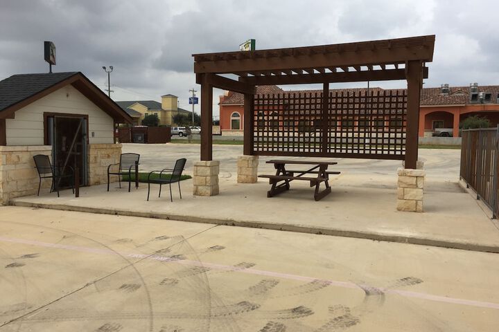 Pearsall Inn & Suites