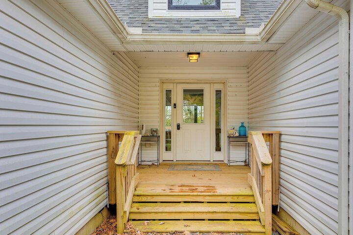 Lakefront Long Pond Home w / Wraparound Deck!