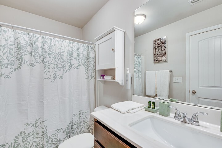Union City Townhome: 17 Mi to Downtown Atlanta!