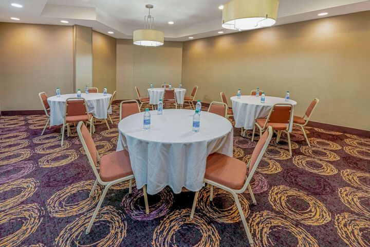 Ballroom/Hall 46 of 50