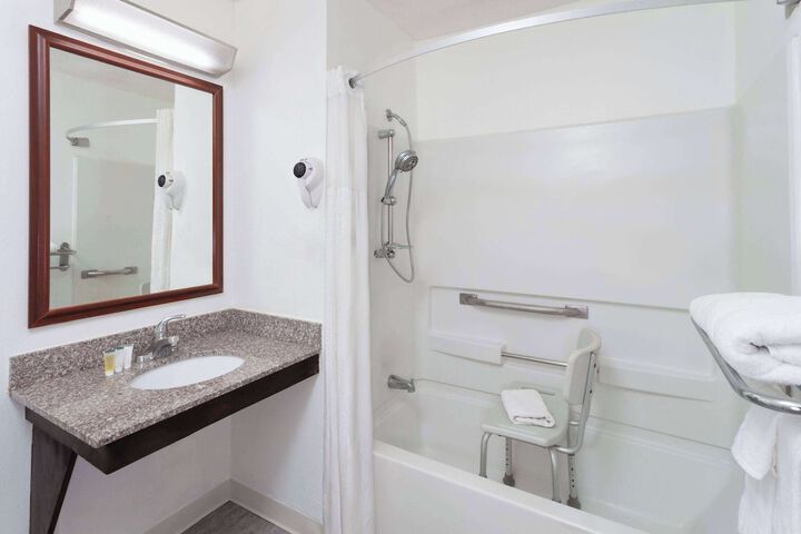 Super 8 by Wyndham Romeoville Bolingbrook