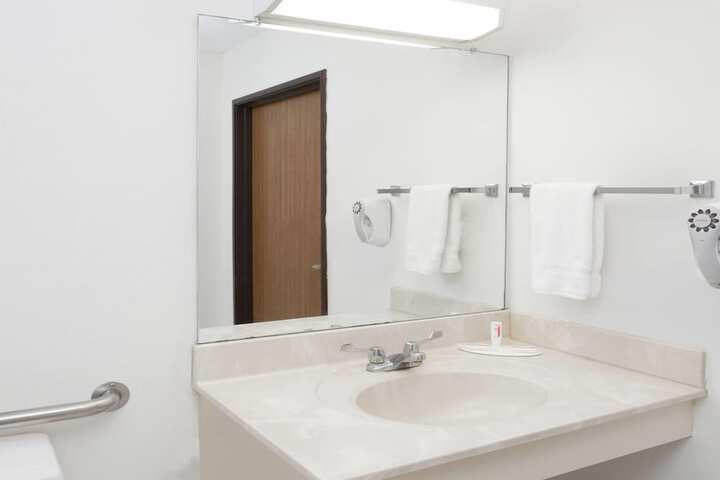 Super 8 by Wyndham Washington / Peoria Area
