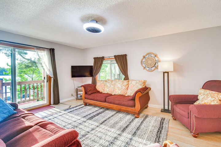 Lakefront Family Retreat w / Private Dock!