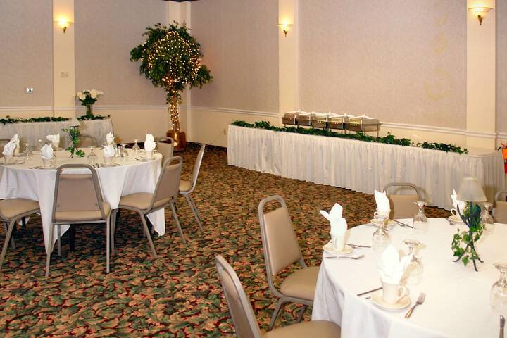 Ballroom/Hall 74 of 80