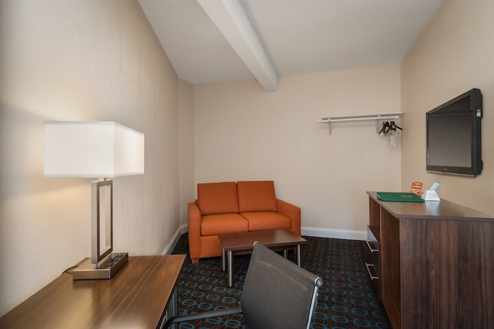 Quality Inn & Suites Middletown - Newport