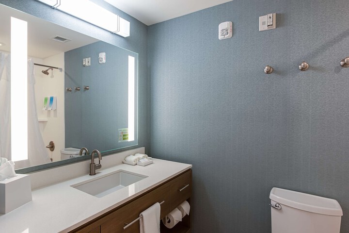 Room 32 of 50