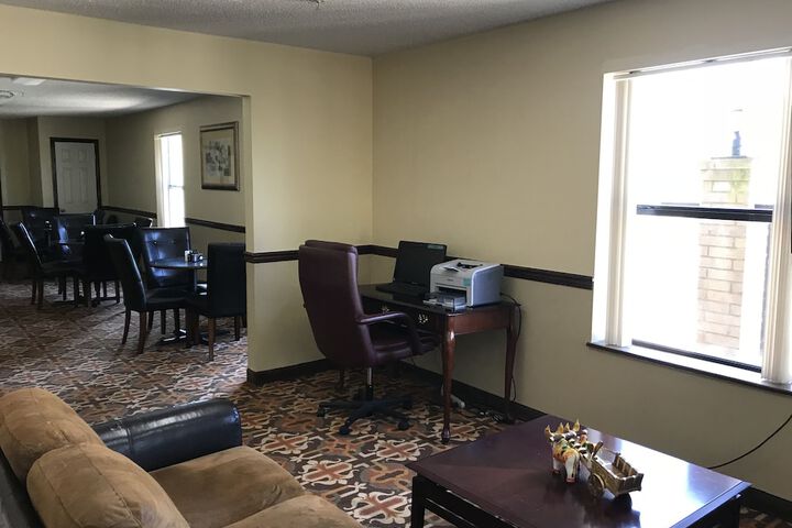Clairmont Inn & Suites Warren