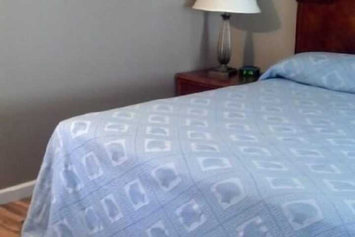 Room 4 of 8