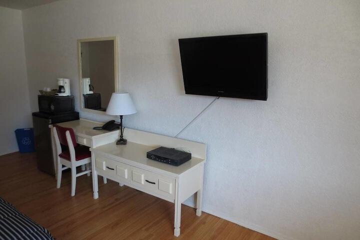 Room 5 of 8