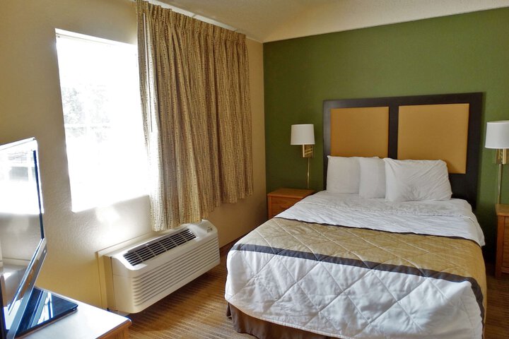 Room 11 of 32