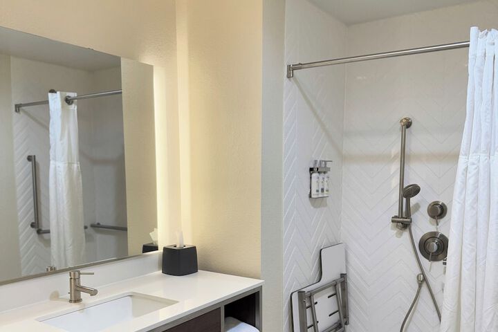 Holiday Inn & Suites Fayetteville W-Fort Bragg Area by IHG