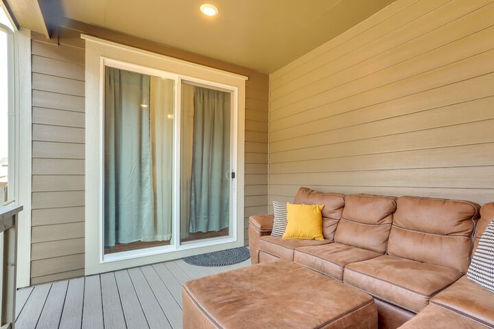 9 Mi to Airport: Commerce City Townhome w / Deck
