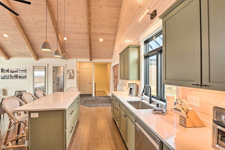 Secluded Kingfield Abode w / Idyllic Mtn Views