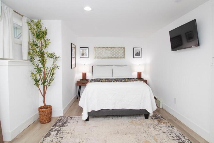 Exceptional & Central Garden Suite, Top Amenities & Care!