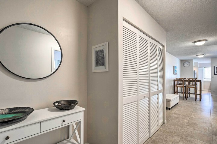 Jupiter Bay Condo w / Pool Half Mile to Beach!