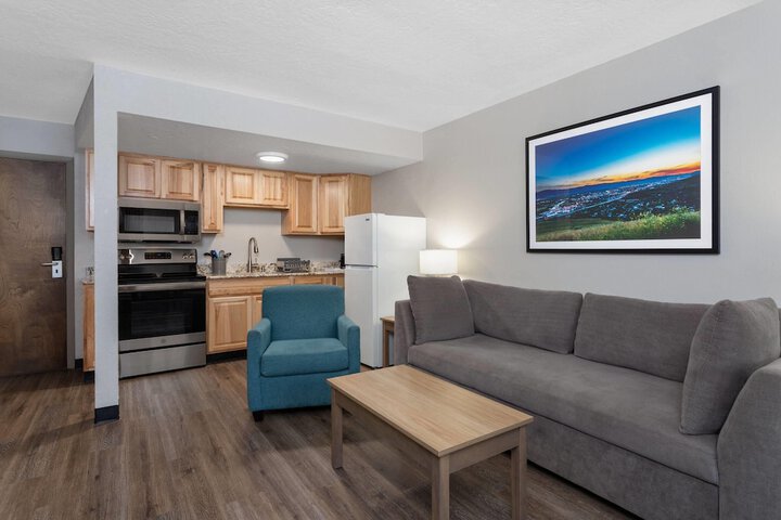 Days Inn and Suites by Wyndham Downtown Missoula-University