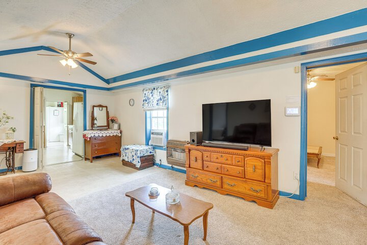 Clanton Cottage w / Charcoal Grill & Porch!